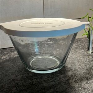 Pampered Chef  Clear Glass 8 cup Measuring Cup with White Lid. Exc condition